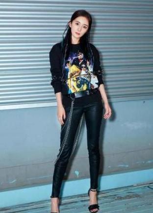 皮裤是时尚黑洞？时尚教主杨幂教你如何“驾驭”皮裤，特显腿长！