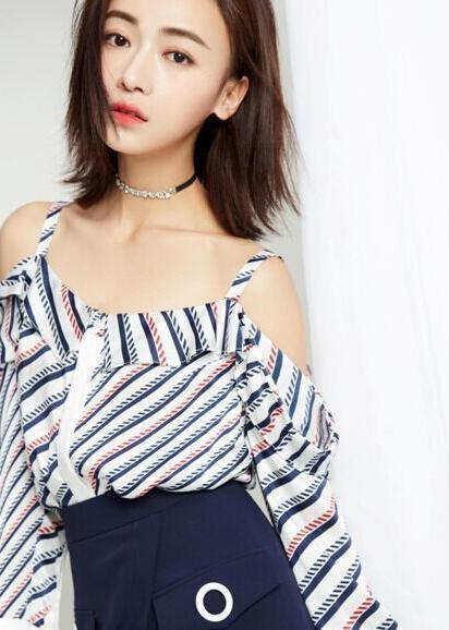 吴谨言秦岚同穿白色一字领，但璎珞凭借这个细节稳赢娘娘！