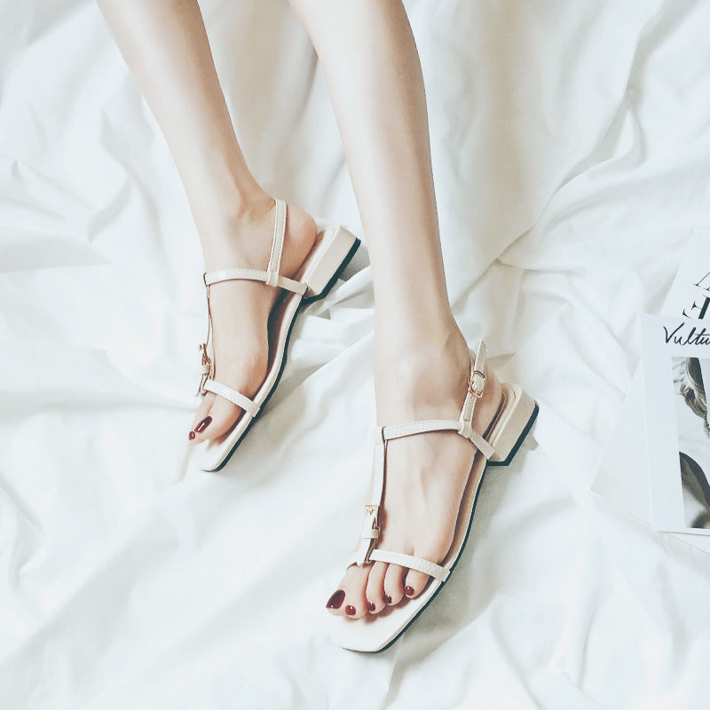 今年流行的高跟凉鞋都是粗跟的，百搭又不累脚，呵护纤纤玉足