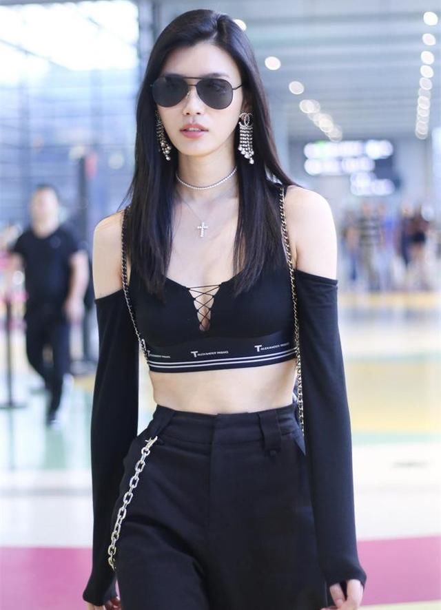 奚梦瑶6月底狂刷机场街拍，蜂腰、长腿超模也是性感姑娘