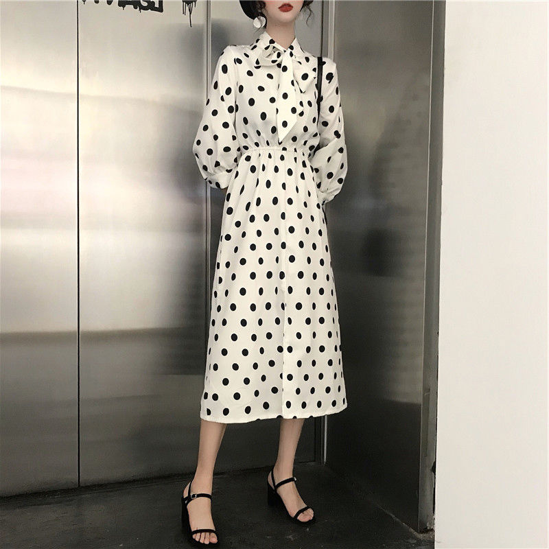 今秋流行新款连衣裙，气场气质直线上升，女人味十足