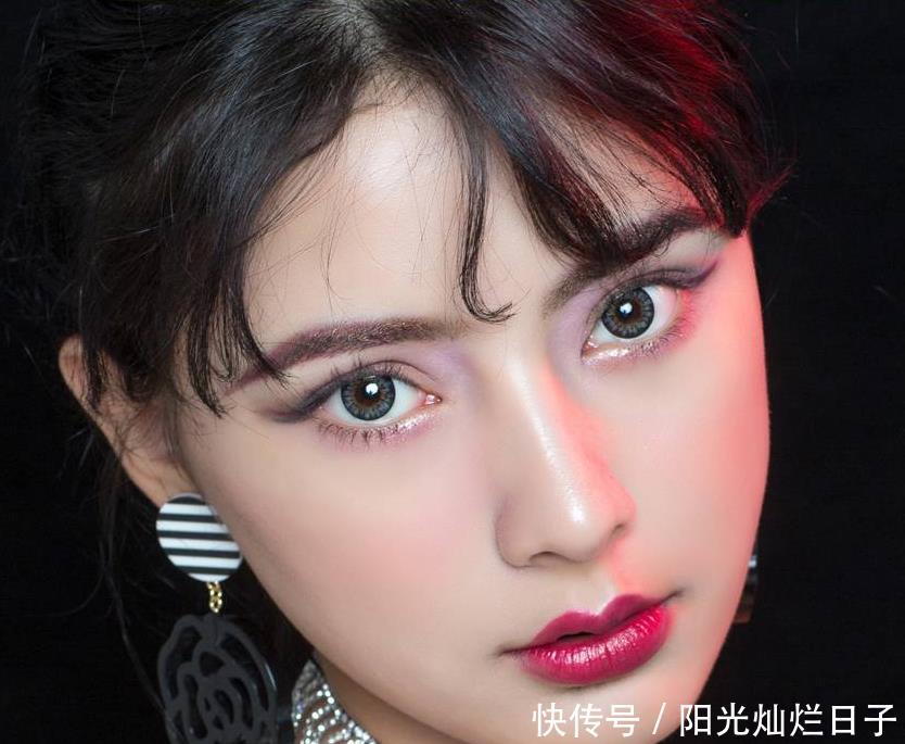  [女孩]自带美瞳的女孩，素颜既有点土又有点潮