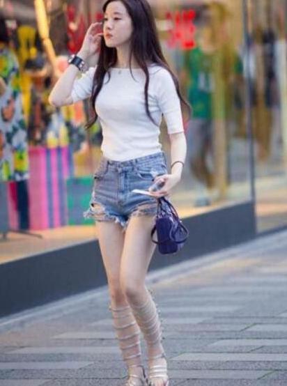 街拍：时尚甜美的紧身打底裤美女，成为目光的焦点