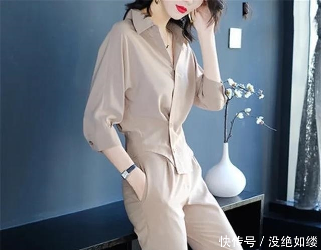 「女人」五一出游,建议780后女人穿这洋气套装,讲真,减龄时髦人人夸