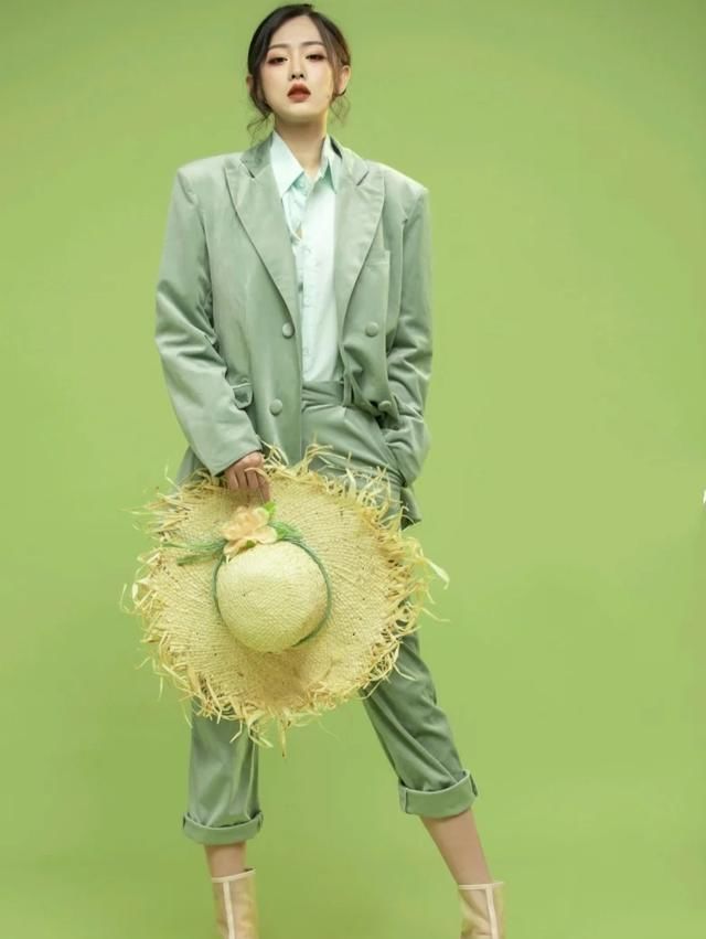  #亮眼#听说今年“牛油果色”很流行？这几款单品穿起来，既清新又亮眼