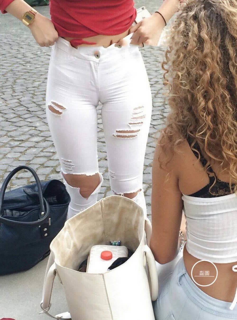 白色紧身裤小姐姐双腿丰腴，臀部圆润，红色的上衣显出娇艳动人的