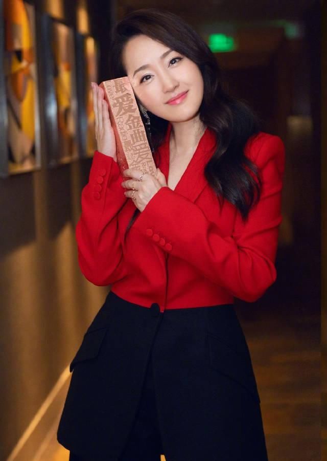 『 杨钰莹』穿西服不掩丰满身材,158cm美更新高宽比,杨钰莹小个子女生身型却诱人