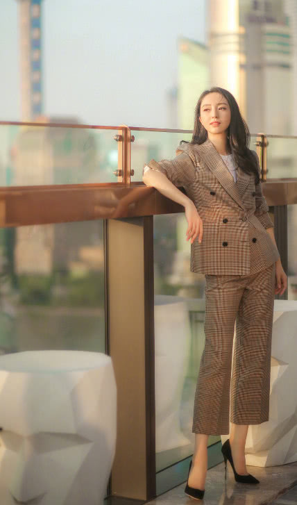 她是佟丽娅“双胞胎姐妹”,丈夫深陷性骚扰丑闻,至今仍无结果