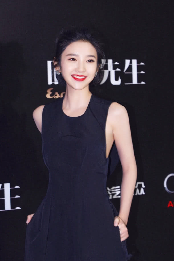 唐艺昕太拼了，穿起高跟鞋，脚与地面垂直90度!