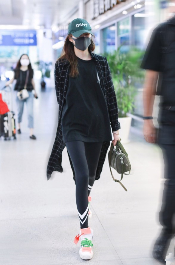 关晓彤的鞋子是有多昂贵竟给运动鞋安了个“小牌”，意外可爱