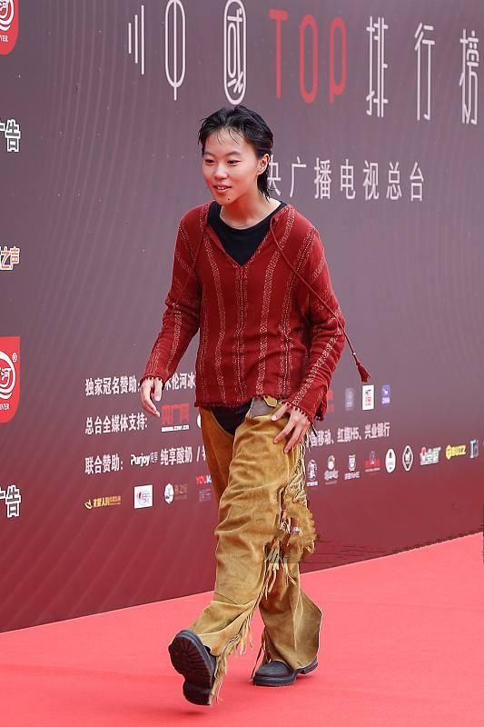 窦靖童将麻布衫穿到红毯上，真叫绝了，网友：比王菲还个性