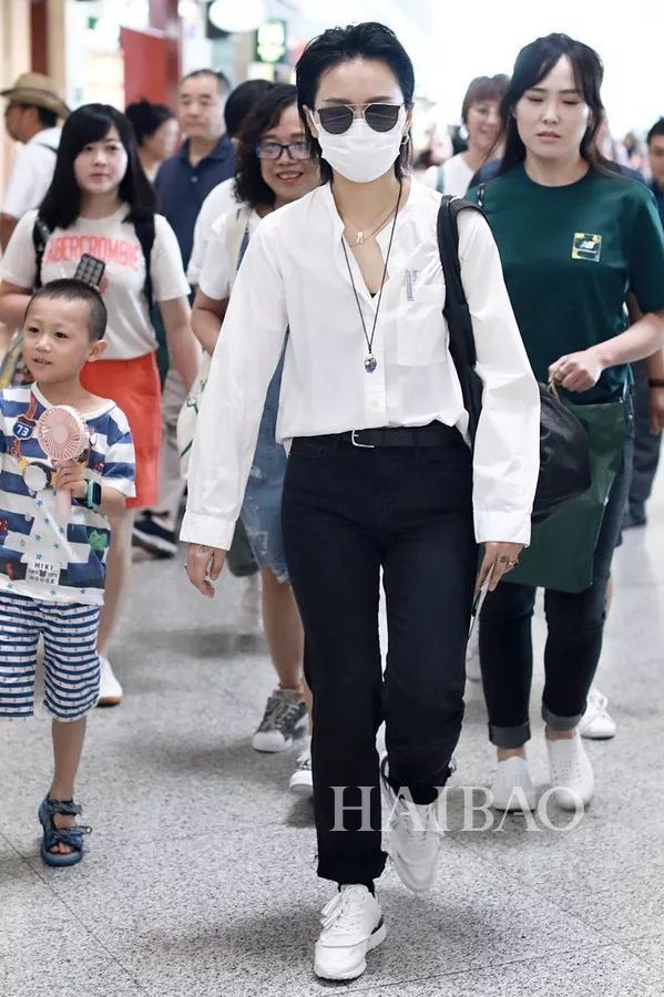 瘦回巅峰的赵薇年轻10岁!白百何这脸是怎么了?【海报街拍】