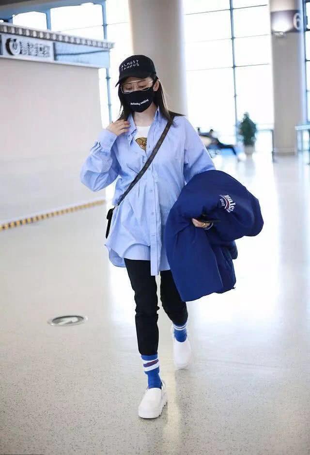 张天爱机场秀，28岁穿5岁小姑娘的衣服，网友：太可怕！