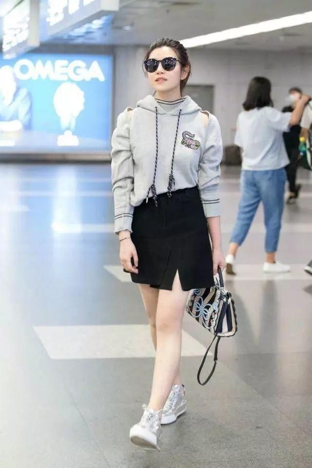 换上这条裙子后，陈妍希不止美了八个度