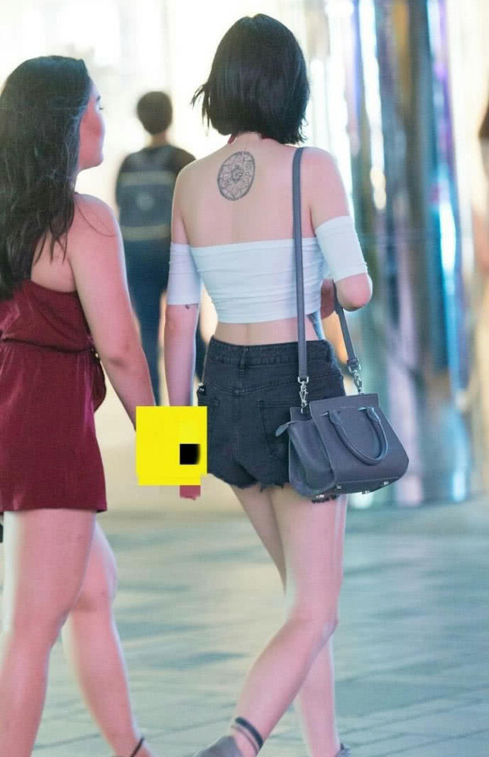 性感美女一字肩内衣青春浪漫，网友：一下子又回到了恋爱的感觉