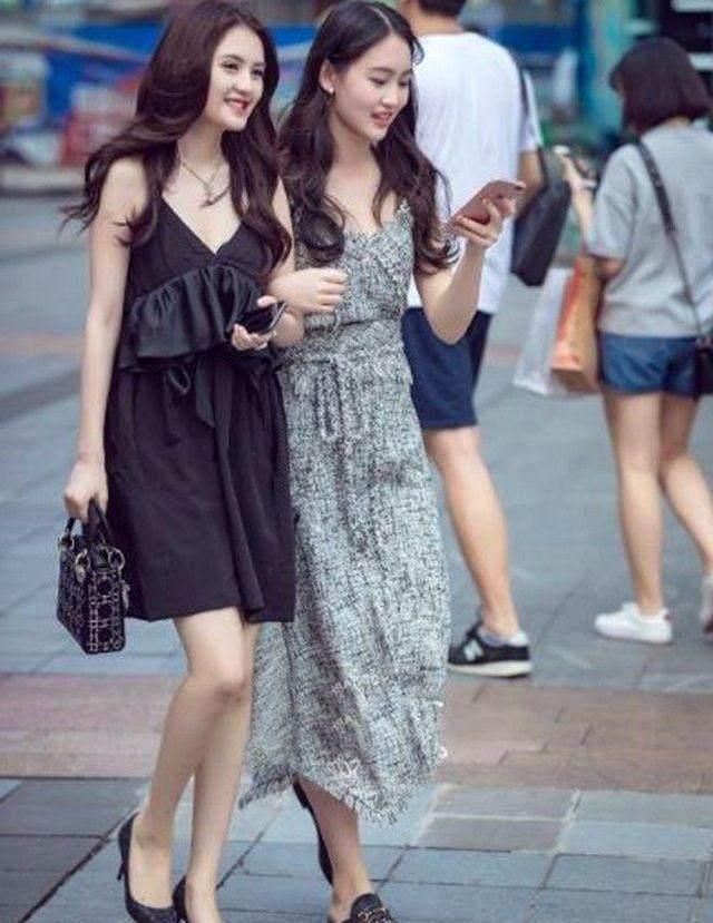 「紧身裤」街拍:紧身裤秀出性感曲线,美女卓妙身姿把魅力发挥到极致!