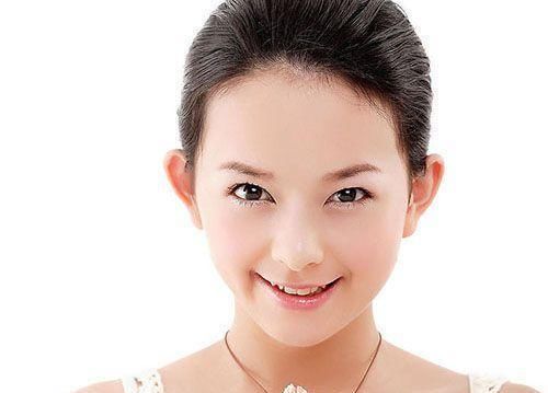  『脸上』为什么精华液不能直接“涂”在脸上？这2个原因或许能够解释！