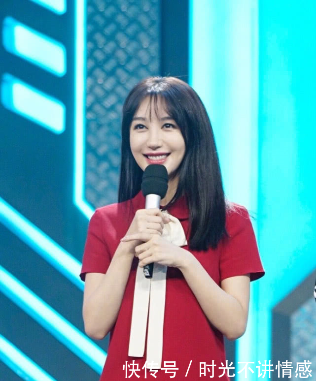 《跨界歌王》李菲儿一件黄色衬衫，不系扣子，这身材和柳岩有一拼