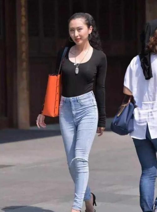  【天然】潮范儿女神来了，街拍：姿色天然的小姐姐，一条粉红色的连衣裙，时尚女神性感十足