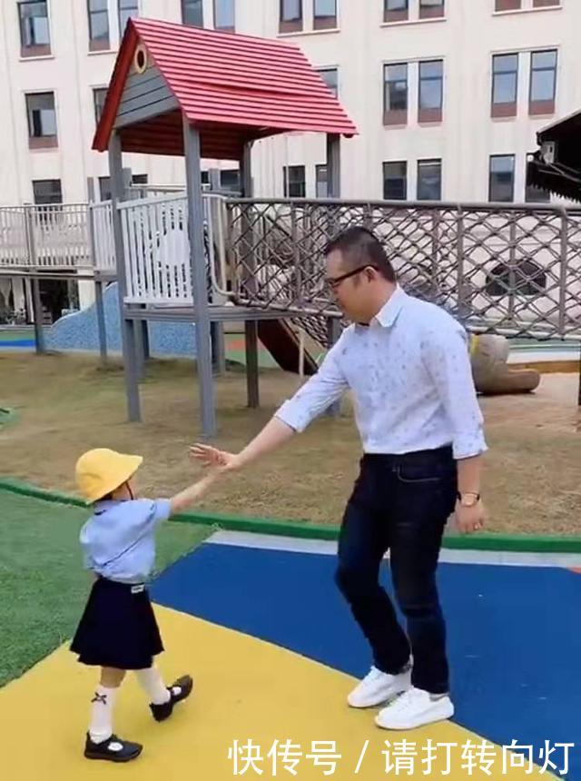  『拖鞋』涂磊给女儿吹头发，穿家居服配粉拖鞋好土萌，顾家的男人就是时髦