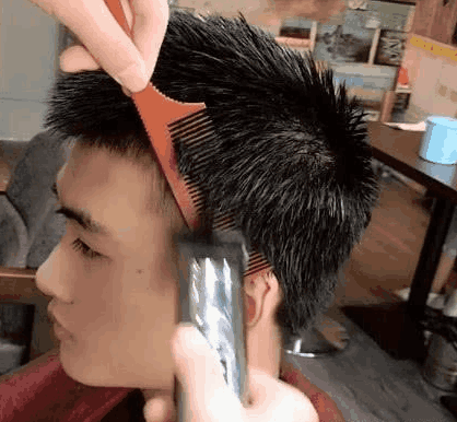 高冷帅哥换了一个发型，气场变得让人无法接近，网友：这是我男神