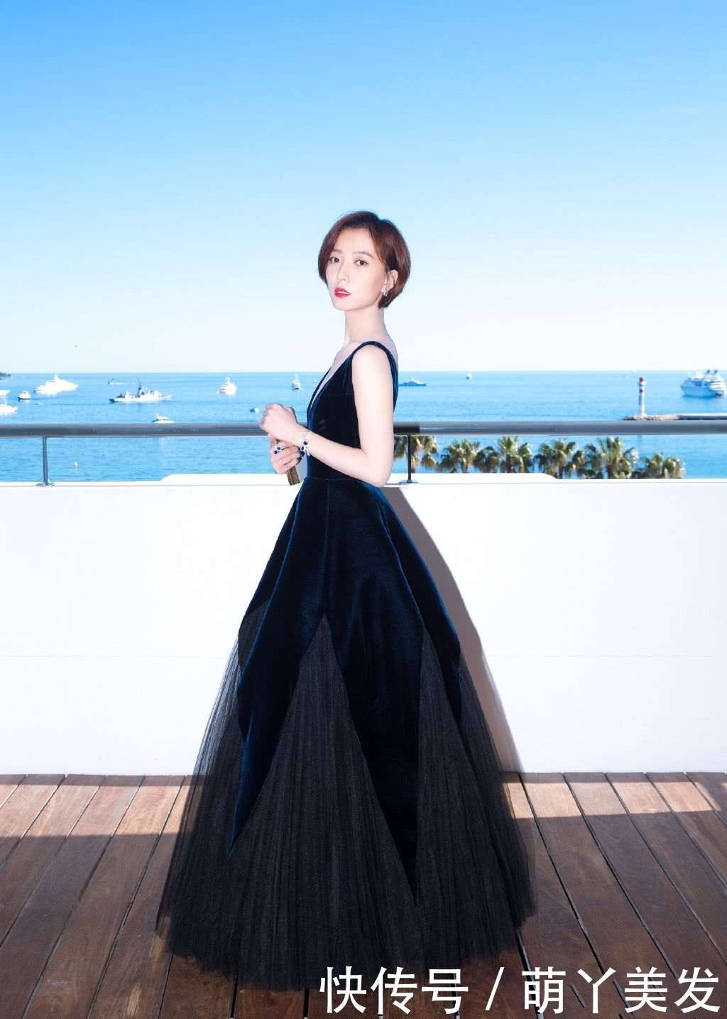 王珞丹只是烫了个发型，一下子就回归颜值巅峰，网友：就这样挺好