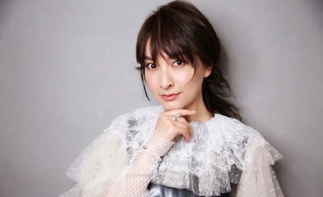 吴昕太大胆，紧身短裙凸显羞人三角区，网友：变美就是不一样