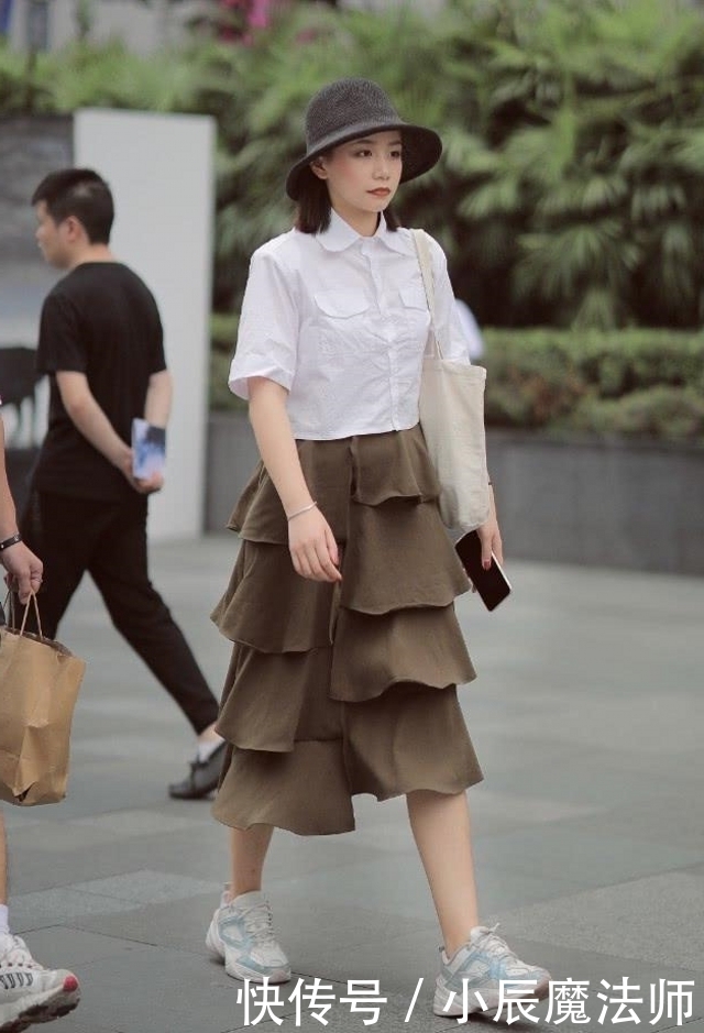 『美女』路人街拍，美女穿一款橘红色的一字肩小衫，看起来楚楚动人