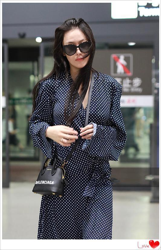 当37岁范冰冰穿波点裙撞上31岁张馨予, 网友: 李晨做出了错误选择