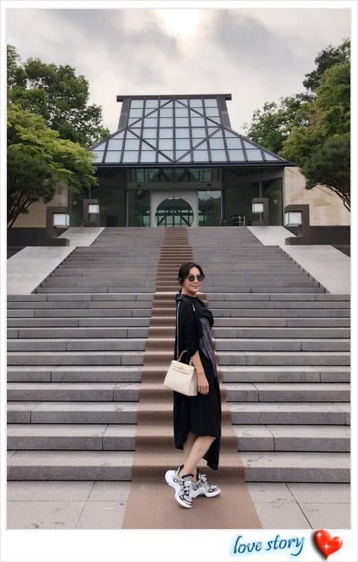 刘嘉玲外表平平，却被鼻孔夺去了镜子 网友：这个鼻子可以系骆驼