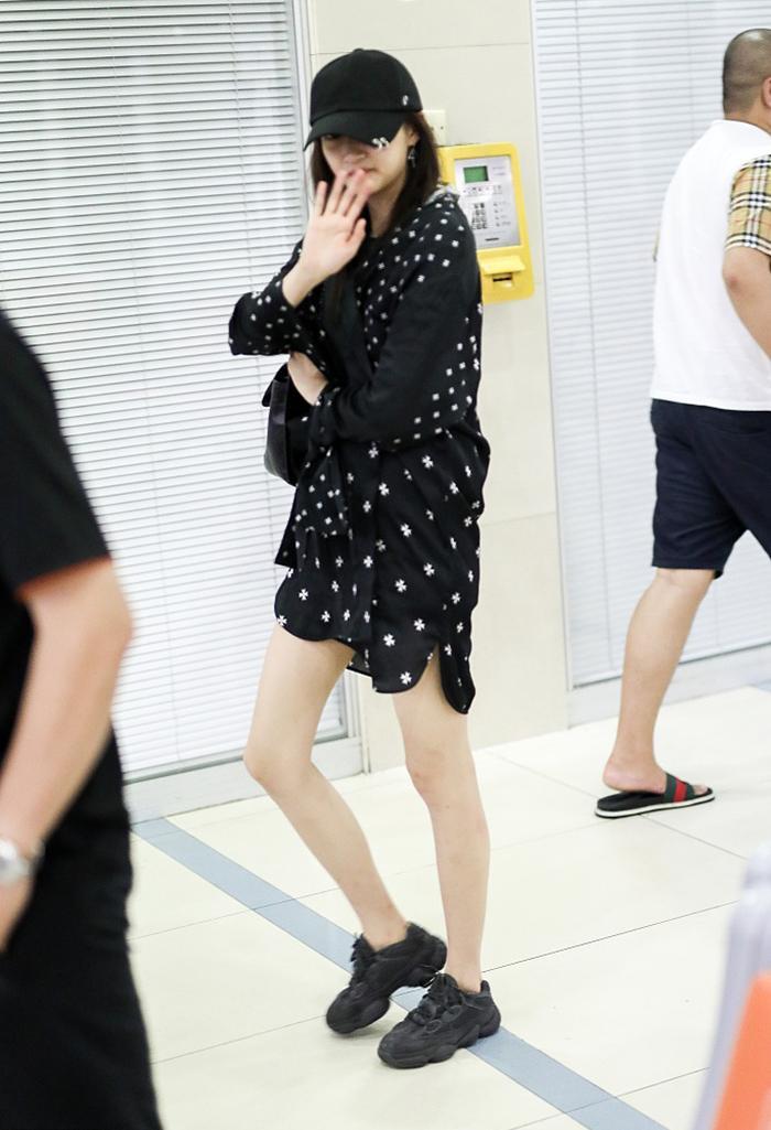 1.73关晓彤和1.68迪丽热巴短裤装，明显看出腿长和腿细的优势