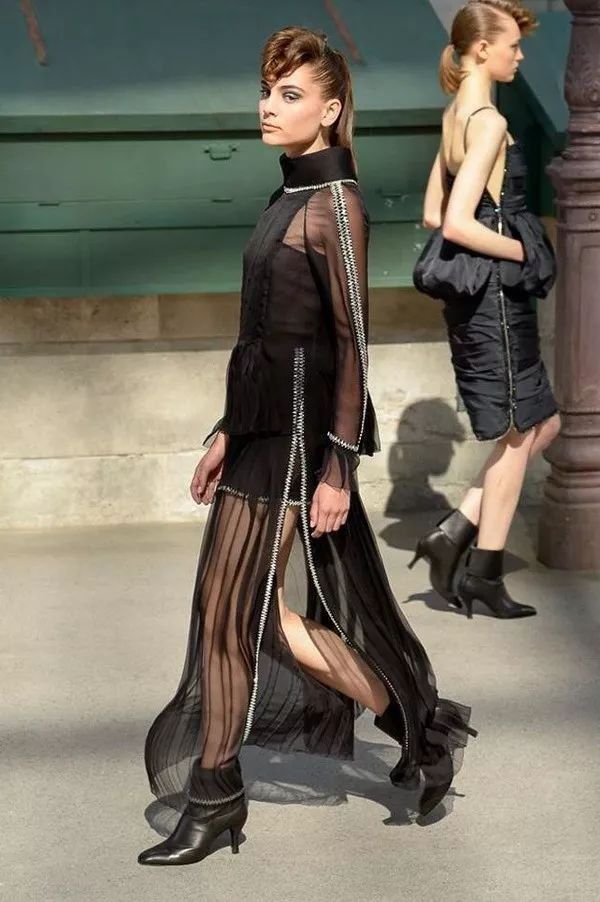 我们在巴黎大皇宫变的书报亭里问了周迅和刘雯一些小秘密……