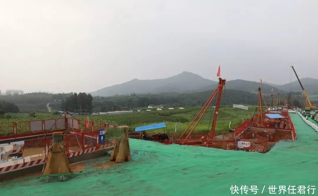  [发展]河南建设的一条高速公路，按双向四车道高速公路标准修建
