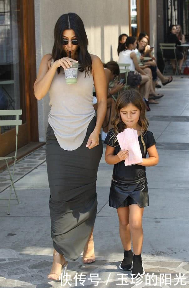 39岁卡戴珊大姐穿紫色吊带太闪耀，与25岁小男友分手越发年轻