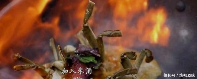  「却说」买了只4斤的螃蟹，浑身雪白，煮后也没变色，准备扔媳妇却说我傻