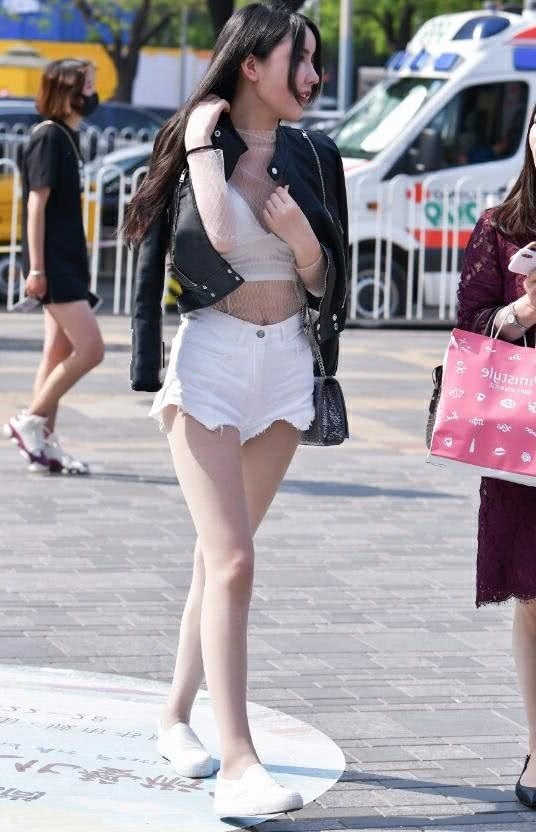 甜美小姐姐街头行走,蕾丝搭配裹胸穿得这么清新脱俗,网友:真是