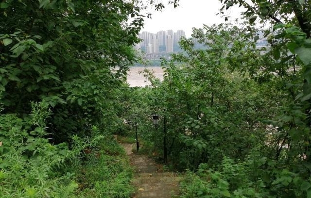 重庆主城这座公园开放1年便荒废，内有著名古塔曾是重庆航标