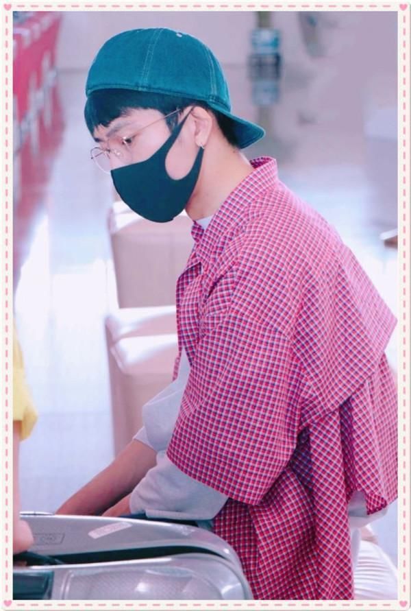 佩服井柏然！29岁穿粉衬衫竟比18岁吴磊还嫩，网友：真替倪妮可惜