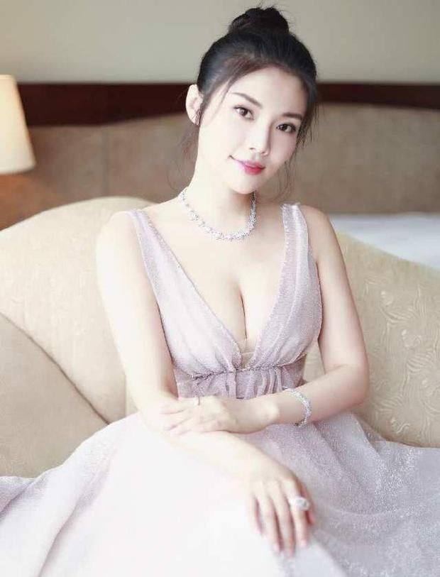 徐冬冬身穿裸粉色礼服，深V快开到肚脐，这身材太有料了!