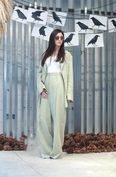 全智贤绿色阔腿裤超大，网友：很心机，身材胖了也看不出来！