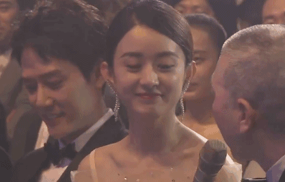 赵丽颖现身某活动现场，小腹平坦破谣言，自曝择偶标准要求并不高