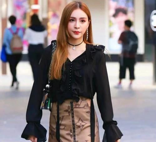  #美女#养眼女神街拍：面带笑容的美女，一条黑色的连衣裙，清新靓丽迷人