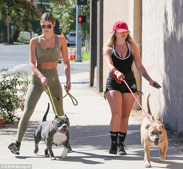 嫩模肖娜塞克斯顿一身运动装现身  这种身材穿什么都好看