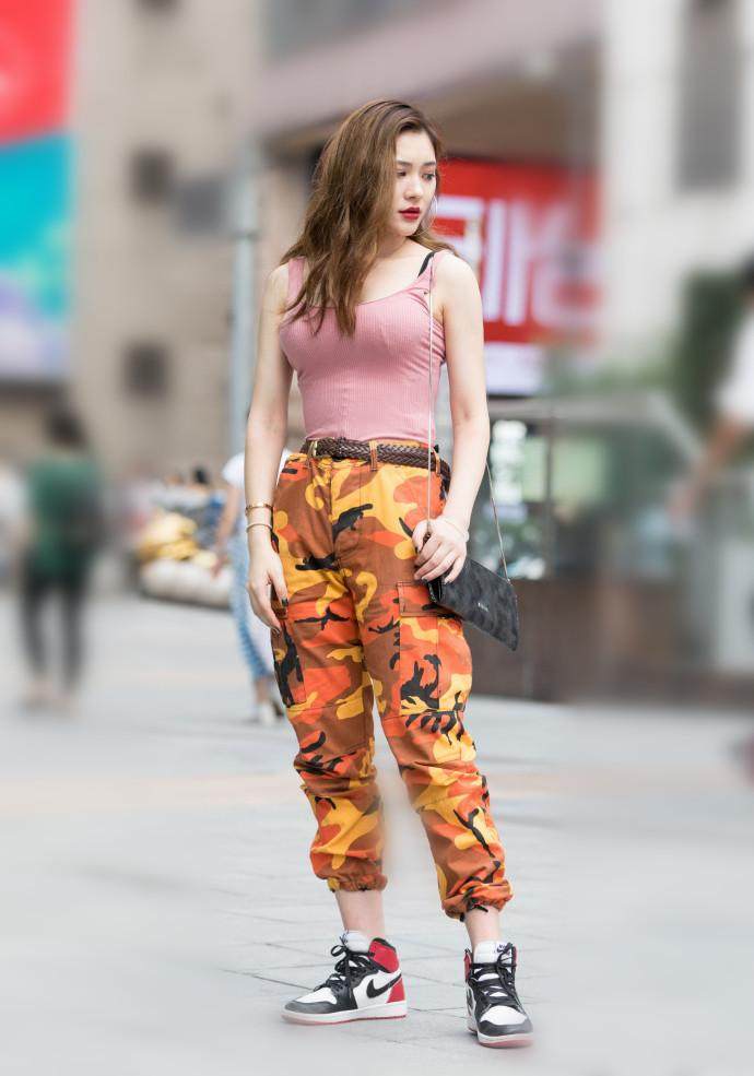 素人街拍: 潮流风展现凹凸身材, 酷酷的小姐姐还没有男朋友