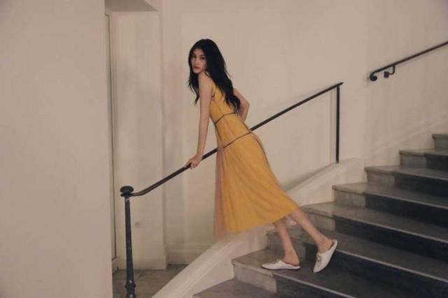 何穗的气场镇强,凹黄色系连衣裙贼显美,我也要来一款
