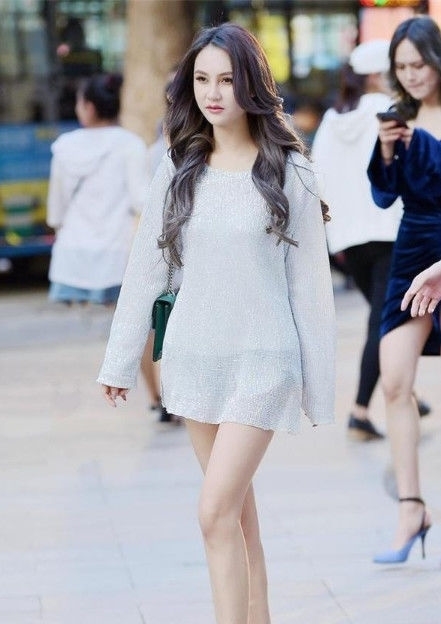 展现|街拍,美女紧身的穿搭展现曼妙身姿,纤腰不盈一握,时尚充满魅力