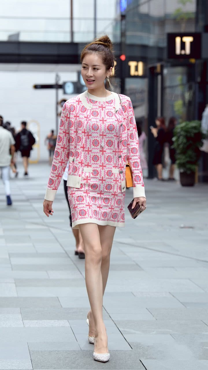 街拍：瘦腿女生这样穿，优雅气息扑面而来，靓丽而不艳俗
