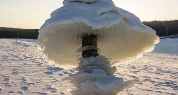 俄罗斯干干净净的水库，一夜之间突然出现“冰蘑菇”？