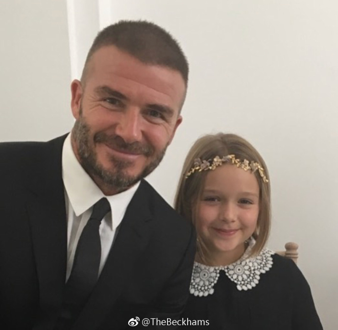 贝克汉姆带小七看时装秀 小七好像小仙女