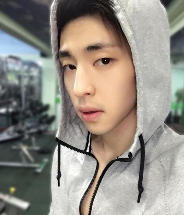 邓伦的生活照，真不是电视中看到的那样，最后一张笑出法令纹！